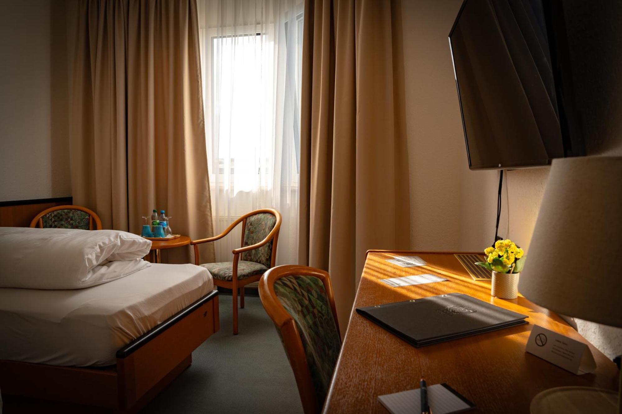 E&D Hotel Родґау Екстер'єр фото